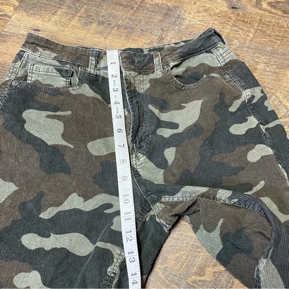 American Eagle Green Camo Corduroy Super Stretch Mom Jean Pants Womens Size 6 - Picture 6 of 10
